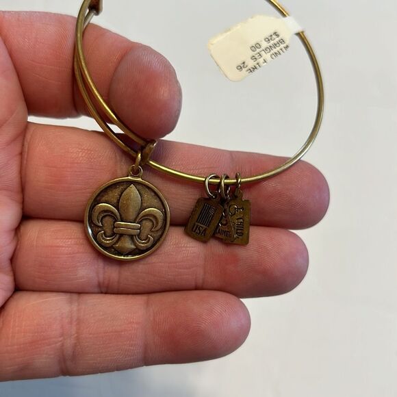 WIND & FIRE NWT Fleur De Lis Gold Charm Bangle Bracelet Stackable Expandable - Picture 3 of 6
